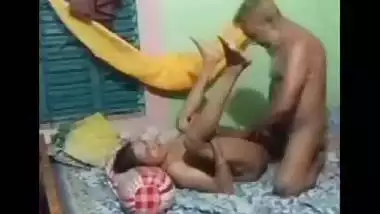 Uncle fucking lonely wife after licking pussy viral MMS