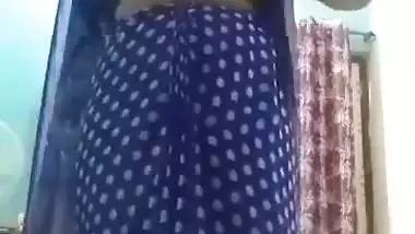 Indian nude lady strips her saree and masturbates