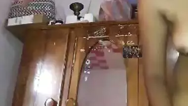 Dehati desi cleaning chut hair using scissors